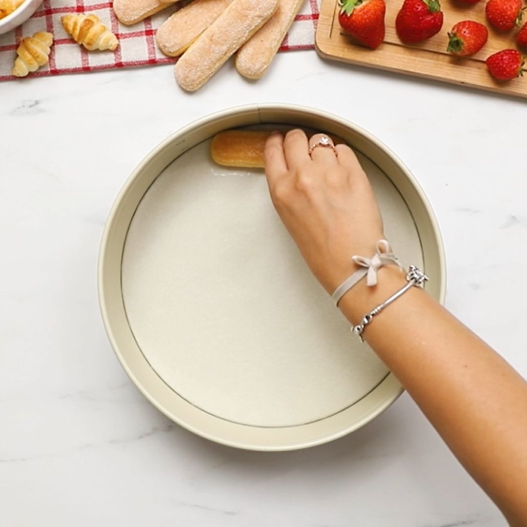 Najpierw przygotowuję spód deseru