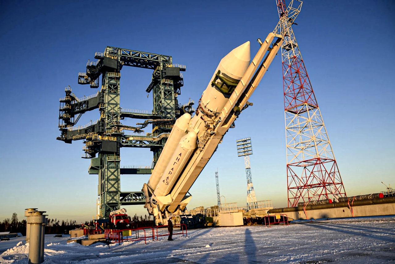 Western sanctions hit Roscosmos: $2.1 billion losses and technical woes