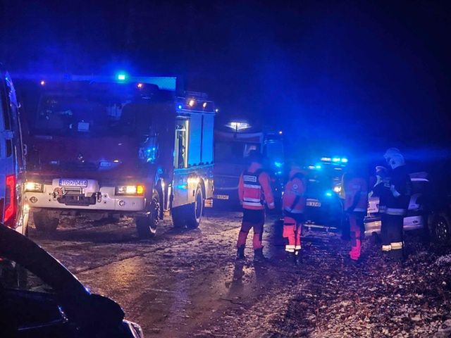 Tragedia na drodze. Samochód uderzył w drzewo