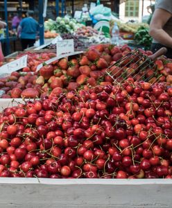 Czereśnie z Rumunii zasypały targowisko. "Klient jest najbardziej oszukany"