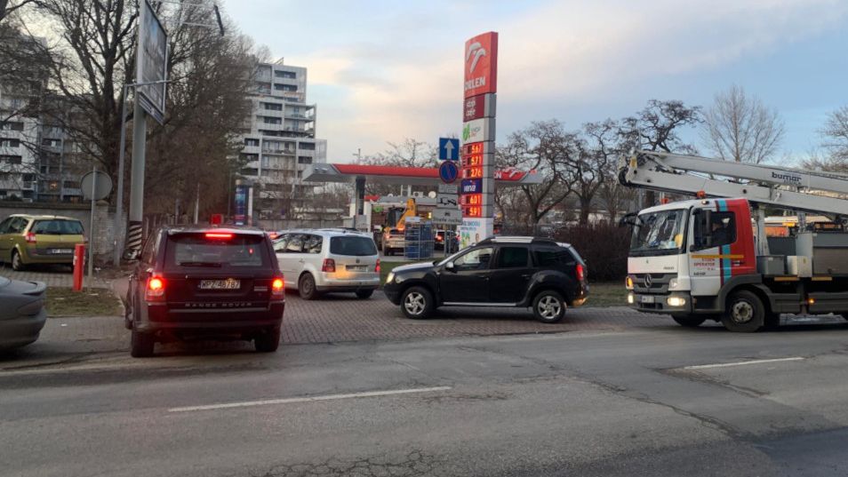 Po raz pierwszy od lat trzeba stać w kolejce, by zatankować paliwo
