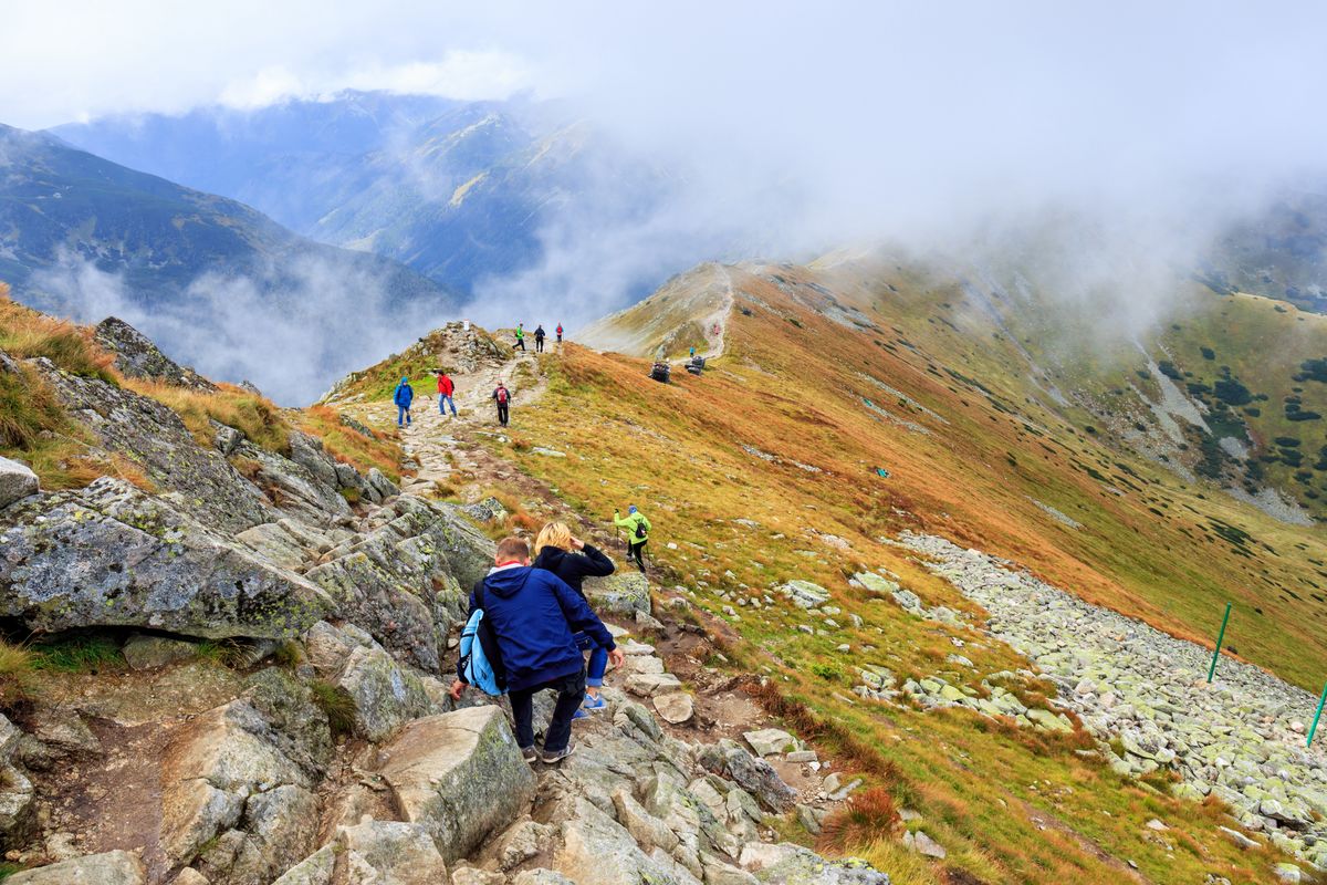 Turyści w górach często zachowują się nieodpowiedzialnie, np. idą na szlak w adidasach