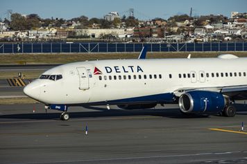 Utrata ciśnienia na pokładzie Delty. Boeing 737 musiał gwałtownie zniżyć lot