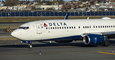 Utrata ciśnienia na pokładzie Delty. Boeing 737 musiał gwałtownie zniżyć lot
