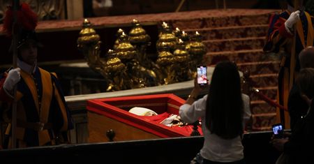 Sceny przy trumnie papieża Franciszka. "To absolutny skandal"