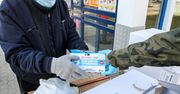 Koronawirus. Warszawa rozdaje maseczki ochronne mieszkańcom