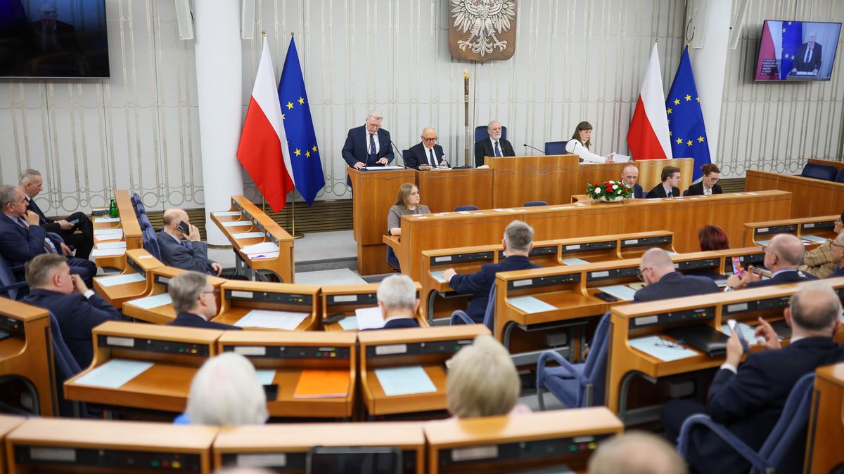 sala obrad Senatu
Warszawa, 12.03.2026. Senatorowie na sali obrad Senatu w Warszawie, 12 bm. Izba zajmuje się m.in. nowelizacją ustawy o Państwowej Inspekcji Pracy, która nadaje PIP kompetencje do przekształcania umów cywilnoprawnych w umowy o pracę. (jm) PAP/Leszek Szymański
Leszek Szymański
obrady, posiedzenie, sala obrad, senat, senatu