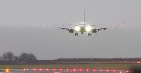 Lądowanie Ryanaira w Bristolu. Pilot posadził maszynę przy bardzo silnym wietrze