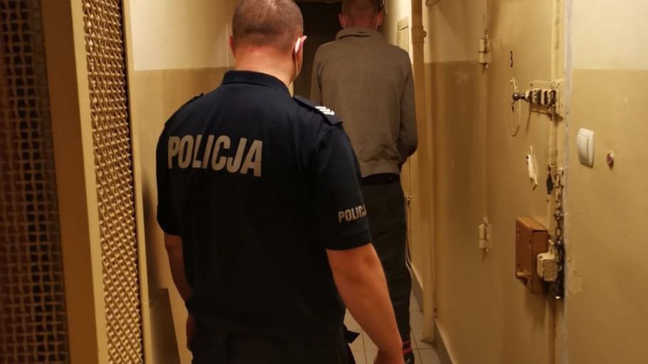 Śląskie. Złodzieje w Jastrzębiu-Zdroju przebijali zbiorniki, kradli paliwo i wyposażenie samochodów.