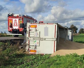 Dobro: Groźny wypadek. Tona zboża wylądowała na polu