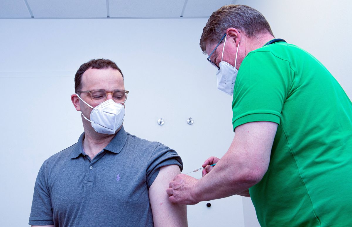 Niemcy. Zmiana strategii szczepieniowej? Media zapowiadają / Na zdjęciu szef niemieckiego resortu zdrowia Jens Spahn podczas przyjmowania szczepionki przeciw COVID-19 