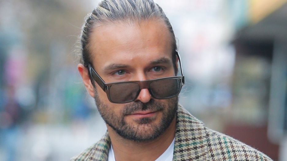 Piotr Stramowski pokazał się w modnym płaszczu