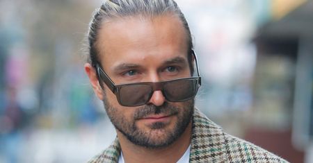 Piotr Stramowski zadał szyku. Ten męski płaszcz zaleje ulice