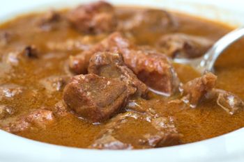 Zapomnij na chwilę o gulaszu węgierskim. Duńczycy robią to inaczej