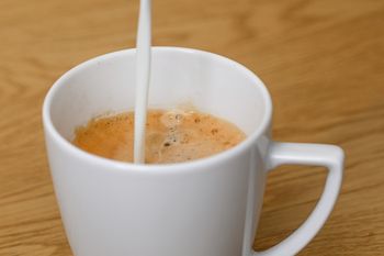 Oto jak kawa z mlekiem działa na organizm. Wyniki najnowszych badań są zaskakujące