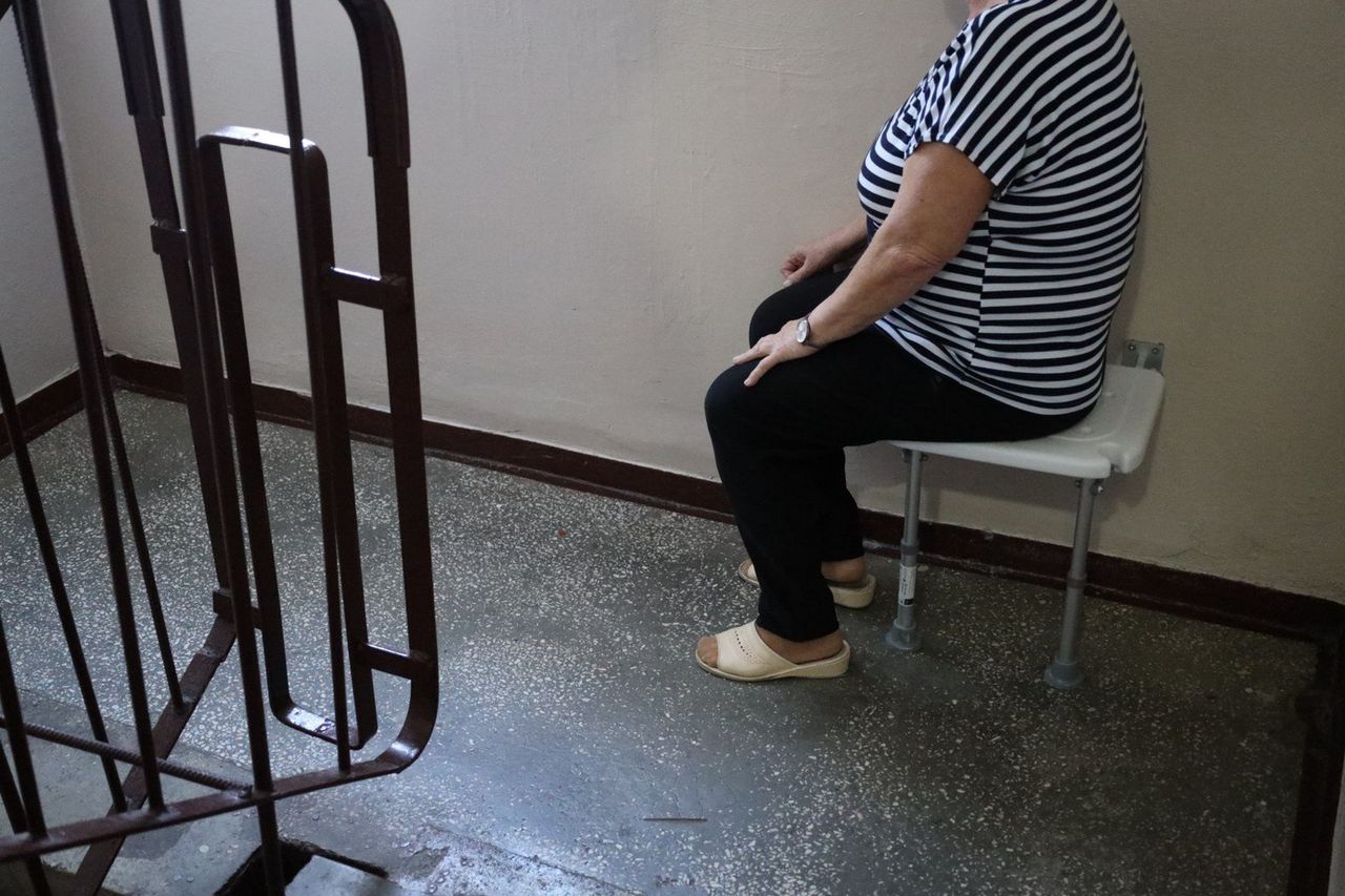 Pleszew: Krzesełka dla seniora. Nie będą już dłużej więźniami czwartego piętra. Ruszył pilotaż dla seniorów