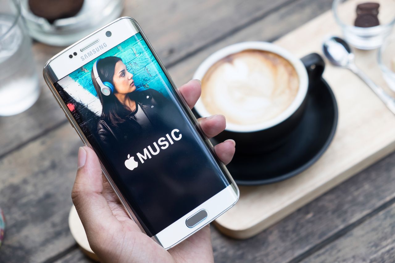Apple Music na smartfonie Samsunga z depositphotos
