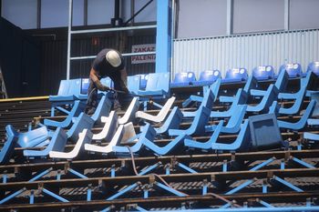 Chorzów: Rozbiórka stadionu ruszyła. Na Trybunie Głównej usuwane są krzesełka, które idą na sprzedaż