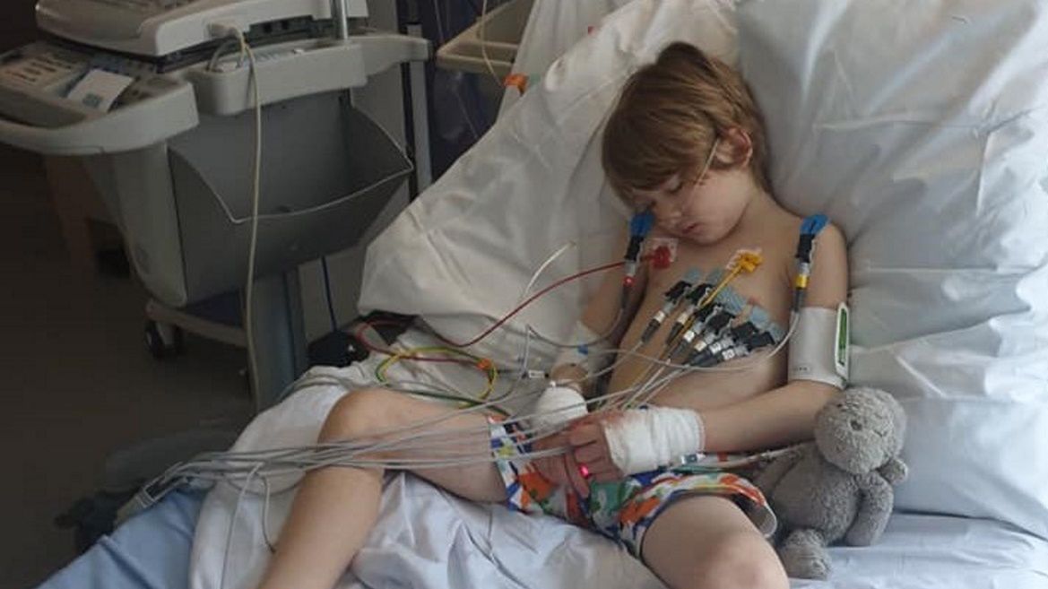 COVID-19 wywołał u 7-letniego Logana chorobę tzw. PIMS-TS, przez co chłopiec ma teraz problemy z pamięcią.