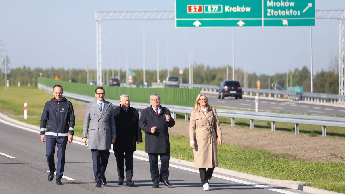 Mateusz Morawiecki, Andrzej Adamczyk, Rafa� Weber, Marek Suski, Agnieszka G�rska
Lesznowola (woj. mazowieckie), 28.04.2023. Premier Mateusz Morawiecki (2L), minister infrastruktury Andrzej Adamczyk (2P), wiceminister infrastruktury Rafa� Weber (L) oraz pos�owie PiS Marek Suski (3P) i Agnieszka G�rska (P) podczas otwarcia ci�gu g��wnego trasy S7 na odcinku Lesznowola-Tarczyn, 28 bm. Premier przebywa z wizyt� w wojew�dztwie mazowieckim w ramach akcji "Polska jest jedna - Inwestycje lokalne". (jm) PAP/Rafa� Guz
Rafa� Guz
objazd, PiS, polityk, polityka, Polska jest jedna - Inwestycje lokalne, wizyta