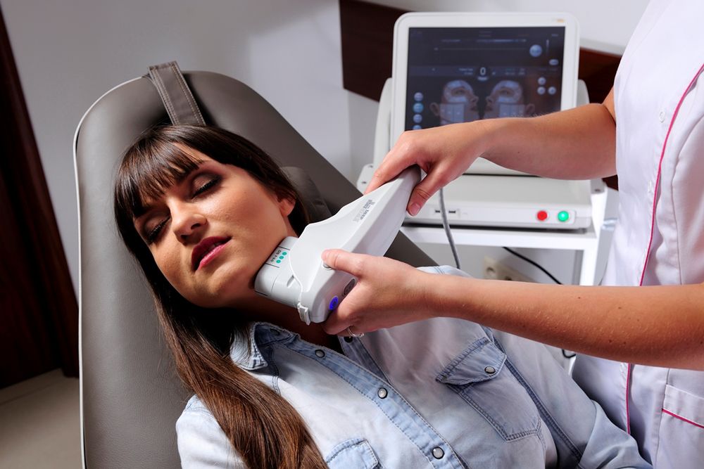 Najsilniejszy zabieg do nieinwazyjnego liftowania skóry to również profilaktyka opadania tkanek twarzy i podbródka