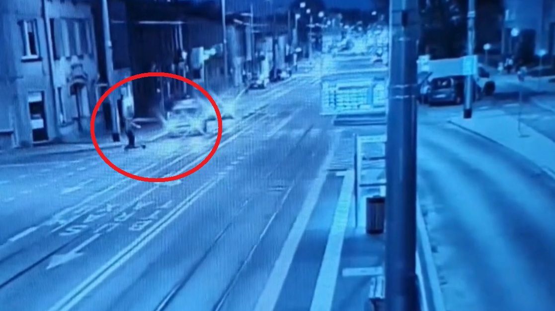 Jechał pijany hulajnogą. Tuż przed radiowozem. Nagranie z Pabianic