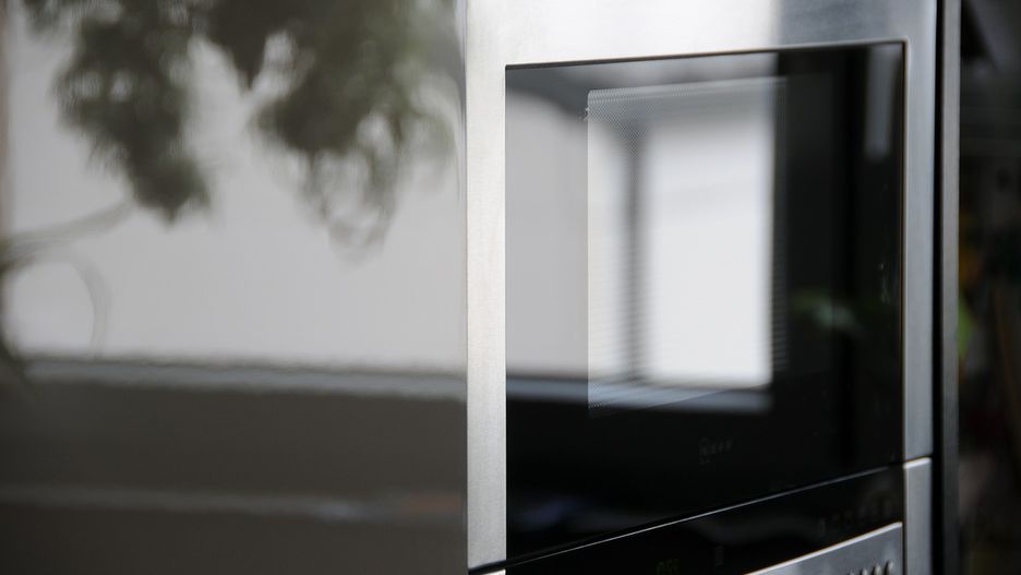 Kuchenki mikrofalowe szybko podgrzewają jedzenia, warto jednak znać kilka podstawowych zasad dotyczacych ich użytkowania