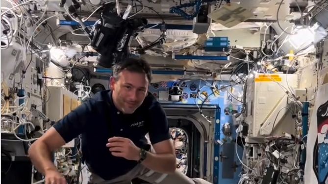 Sławosz Uznański-Wiśniewski na pokładzie ISS.