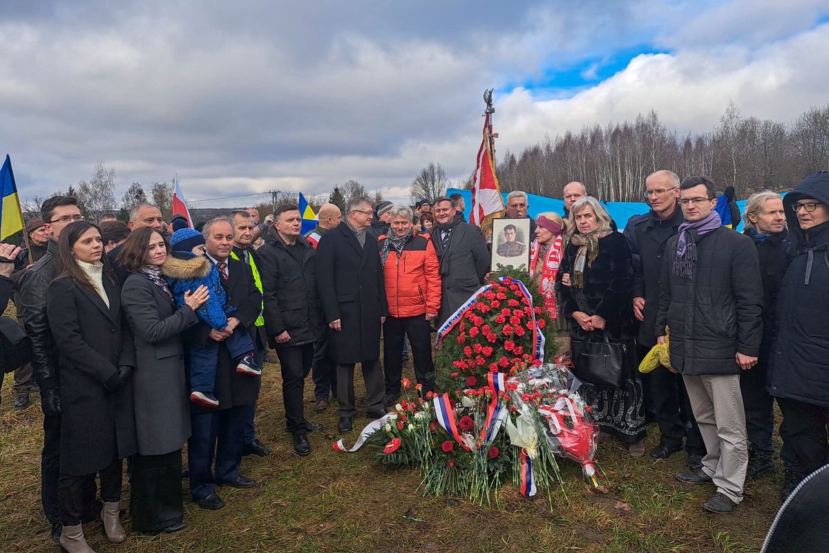 Sergiej Andrejew złożył w niedzielę wieniec w miejscu zburzonego pomnika gen. Iwana Czerniachowskiego w Pieniężnie