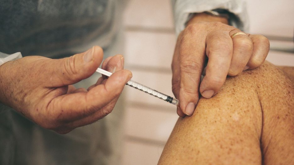 "Podr�?" szczepionki - od fabryki do szczepieniaUn homme recoit le vaccin contre le covid 19  The ultra-secure journey of a vial of the precious Covid-19 vaccine, from the Belgian factory where it was produced to its injection into Colette's arm, in a vaccine park in Indre. His inoculation only lasted three seconds. In the village hall in the Berry village of Villedieu-sur-Indre, the 0.3 milliliter dose is passed into the arm of Colette, a smiling 79-year-old retiree. Produced a few hundred kilometers to the north, in Belgian Flanders, these few drops of Comirnaty, the name of the anti-Covid vaccine developed by Pfizer / BioNTech, have arrived safely, after a real odyssey across Europe. : in small bottles buried under thick layers of dry ice, the dose was transported to France, under escort, with the care that is usually given to the most precious goods.  She crossed the border in a refrigerated truck at -70 ?o C, stopped in one of the "super-refrigerators" with which the French departments were equipped, with instructions to keep their location secret. Then it was thawed in Chateauroux and taken to the cold room of this communal room. A roadtrip that we retraced for a week, step by step, from the bottling to this vaccination in the middle of the French medical desert. //DRIGUEZMARIN_1755.1753/2102181305Marin Driguez/SIPA