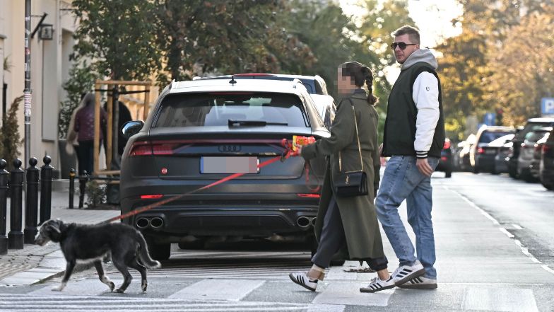 Filip Chajzer parkuje czarne BMW na zakazie i pędzi na ploteczki