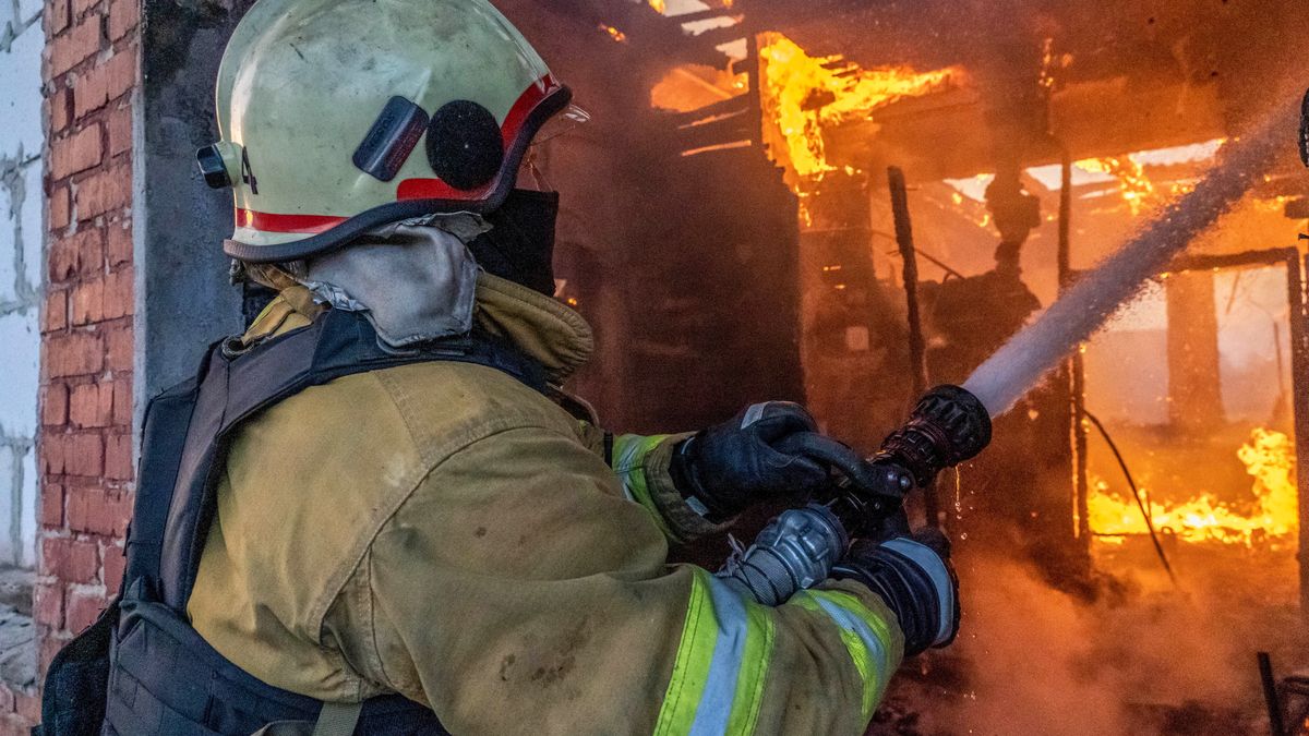 skutki wybuchu rakiety
Ukraina, Chark�w, 18.04.2025. Skutki wybuchu rosyjskiej rakiety w dzielnicy mieszkalnej Charkowa, 18 bm. W wyniku wybuchu zgin�a jedna osoba, a 40 cywil�w zosta�o rannych. Trwa inwazja Rosji na Ukrain�. (ad) PAP/Mykola Kalyeniak
Mykola Kalyeniak
konflikt, OSTRZA�, RAKIETA, WOJNA, WYBUCH, zbrojny, ZNISZCZENIA