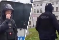 Policjant palił papierosa. "Ciekawy jestem, gdzie pan to zgasi"