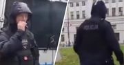 Policjant palił papierosa. "Ciekawy jestem, gdzie pan to zgasi"
