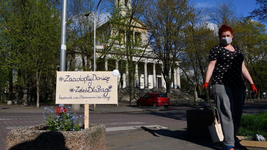 Takie tablice zachęcają do zaroślinnienia betonowych donic na Pradze.