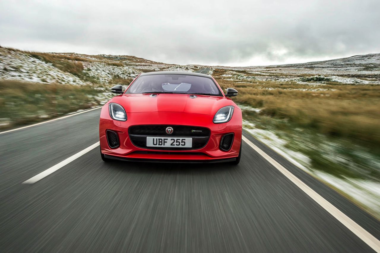 Sportowy Jaguar z silnikiem 2.0 pokazuje różnice pomiędzy USA i Europą