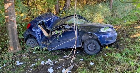 Poniatowa: Volkswagen dachował i uderzył w drzewo. 20-latka miała dużo szczęścia