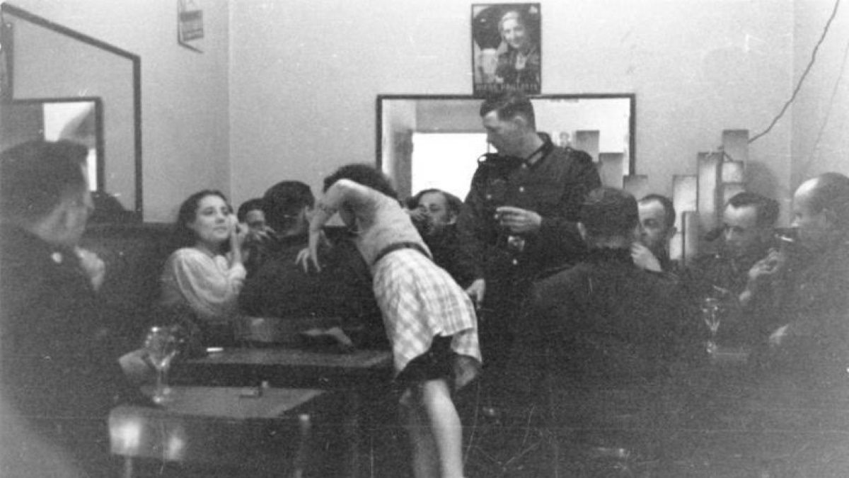 Z domu publicznego SS w Warszawie pozwolono z czasem korzystać również żołnierzom Wehrmachtu. Na zdjęciu podobny przybytek z Francji