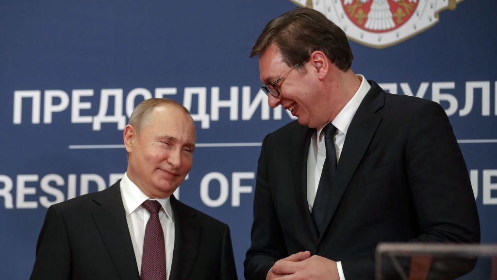 Serbia w rozkroku między Rosją a Zachodem. Na zdjęciu: prezydent Rosji Władimir Putin (z lewej) i prezydent Serbii Aleksandar Vučić (z prawej)