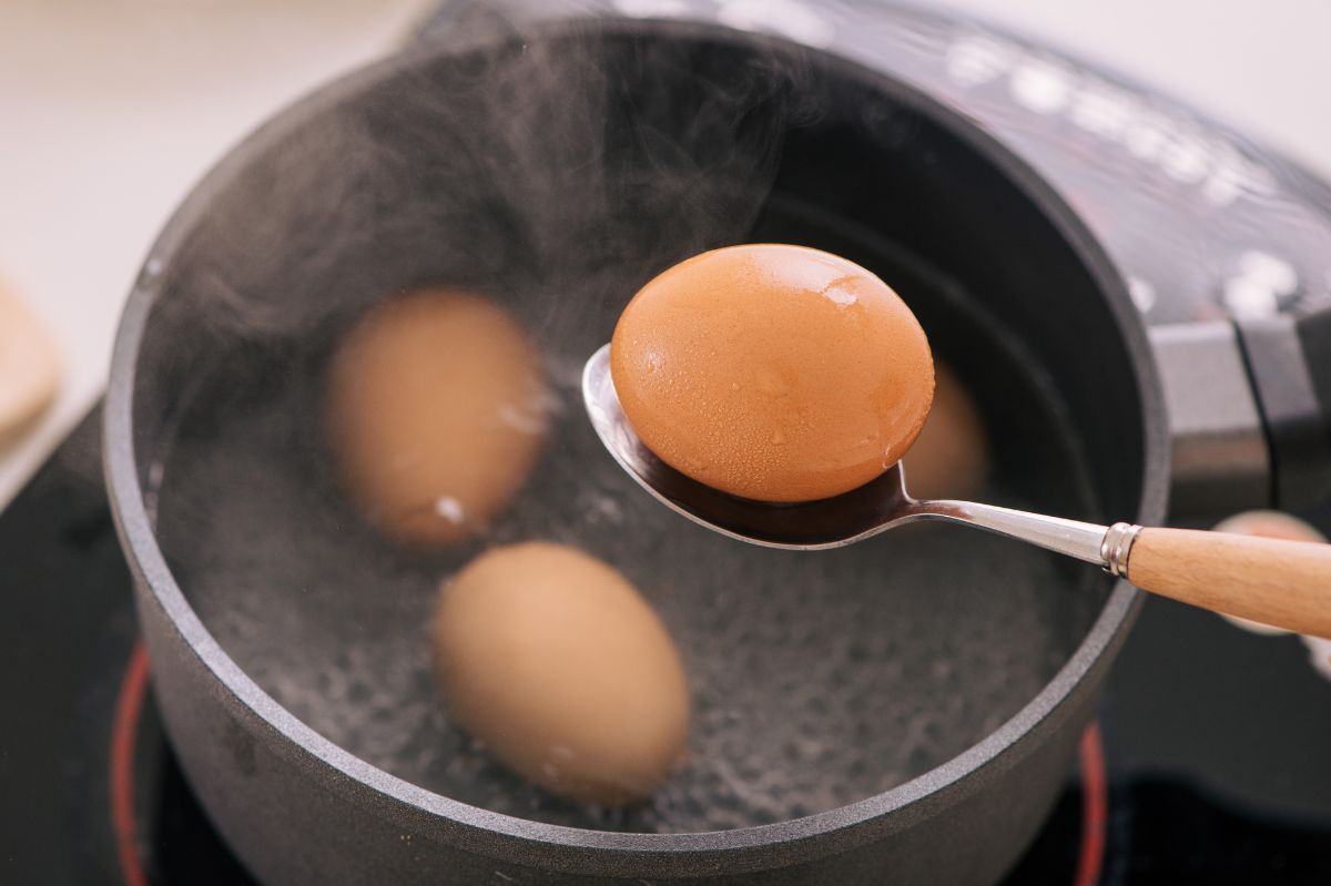 Jesz jajka na miękko? Musisz mieć świadomość, jak działają na organizm