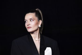 Wybrała modny akcent. Julia Chatys postawiła na koronkowe rajstopy