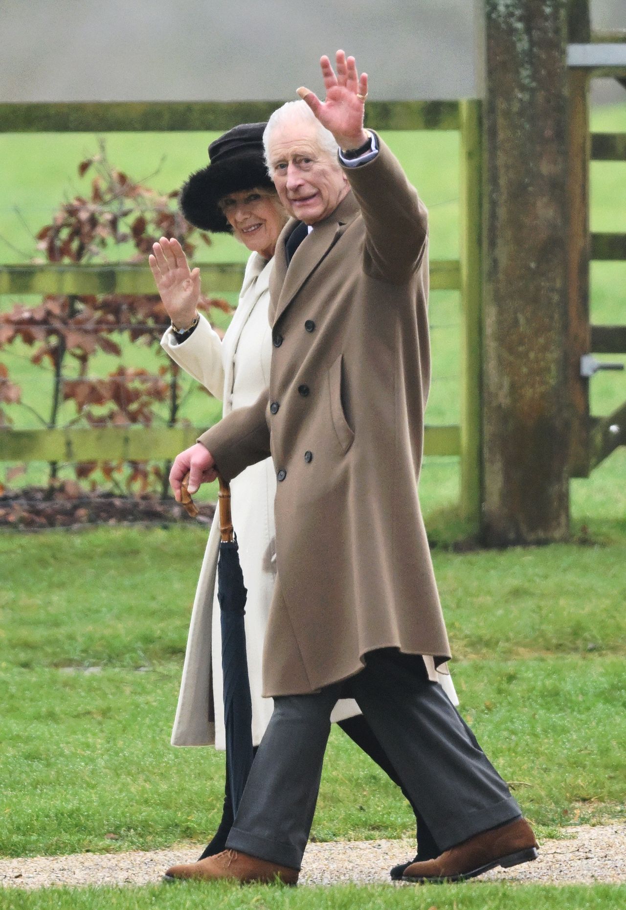 Karol III i królowa Camilla w drodze na nabożeństwo