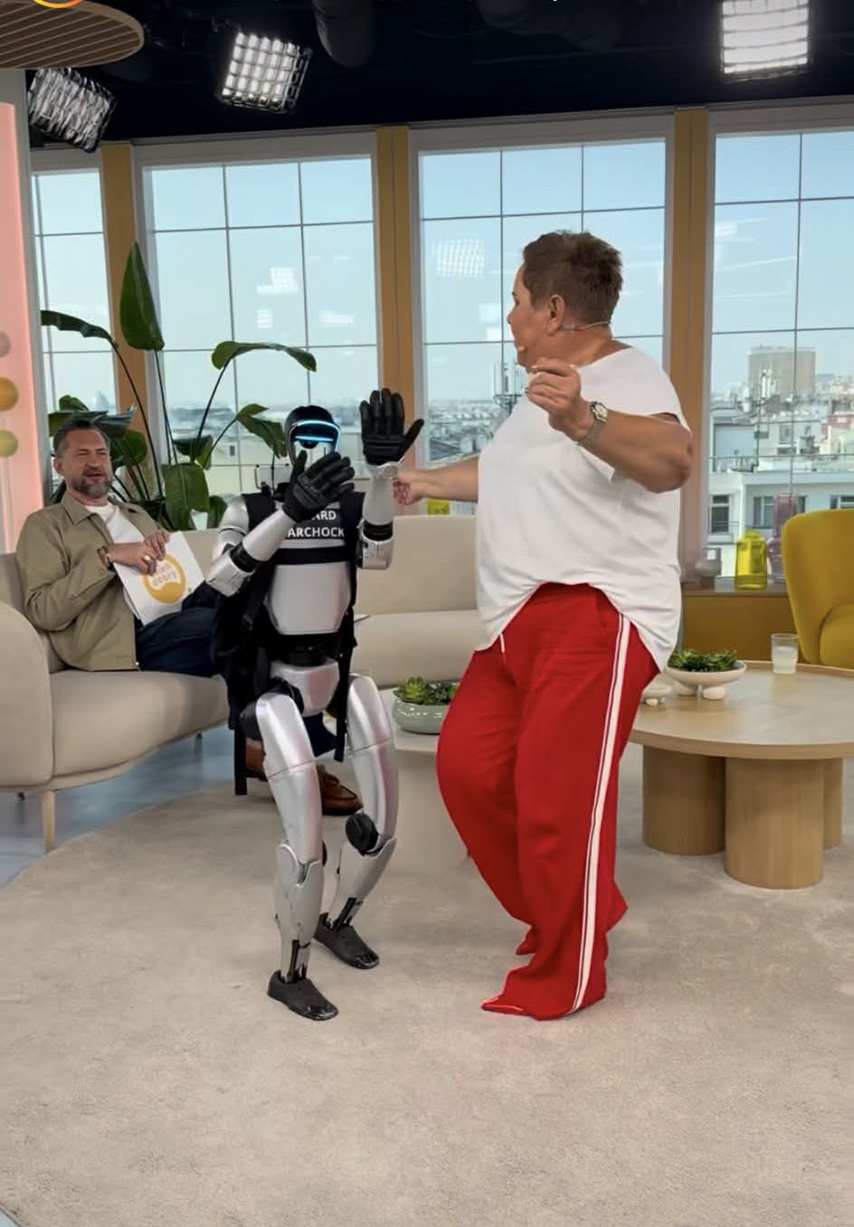 Dorota Wellman tańczy z robotem