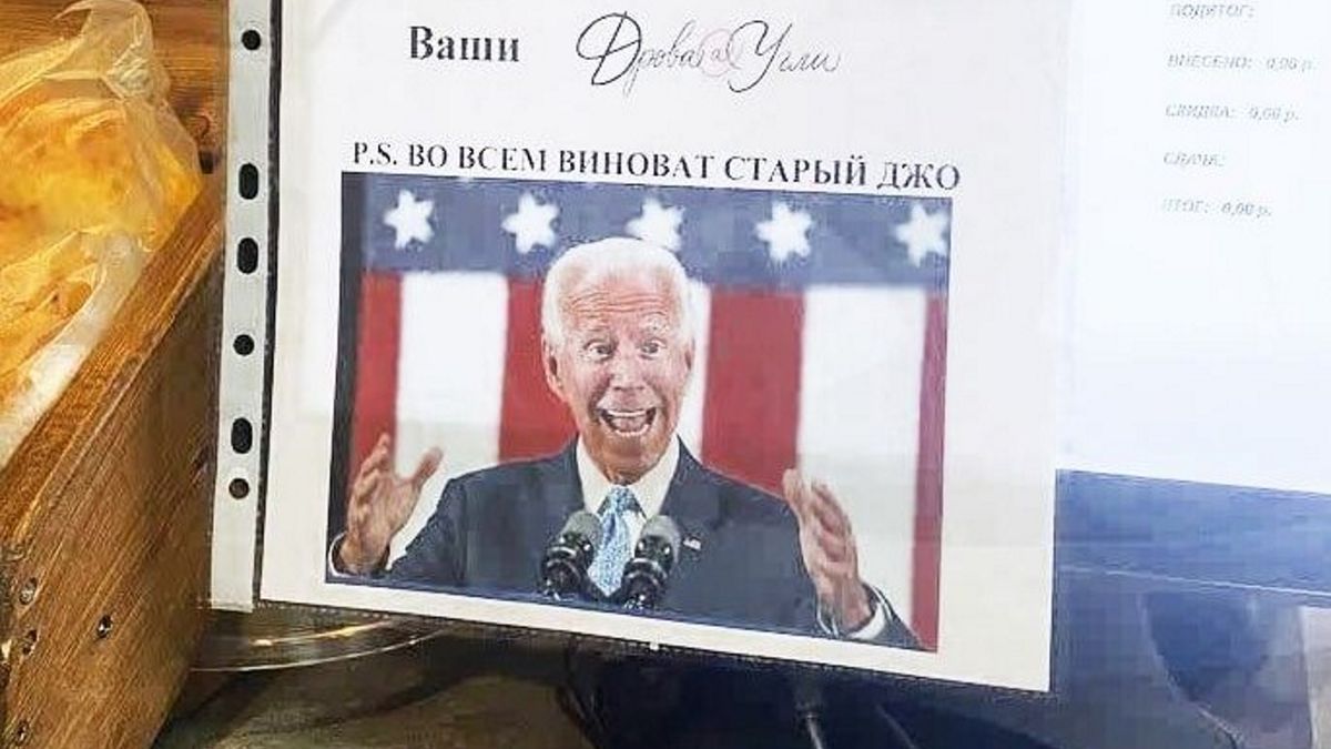 Rosjanin wywiesił w swoim sklepie kartkę z Bidenem