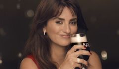 Penelope Cruz w reklamach i na butelkach piwa Karmi (wideo)