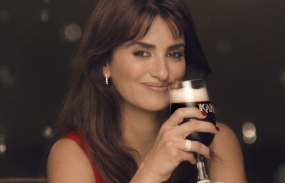 Penelope Cruz w reklamach i na butelkach piwa Karmi (wideo)