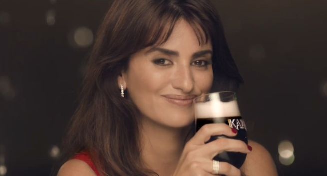 Penelope Cruz w reklamach i na butelkach piwa Karmi (wideo)