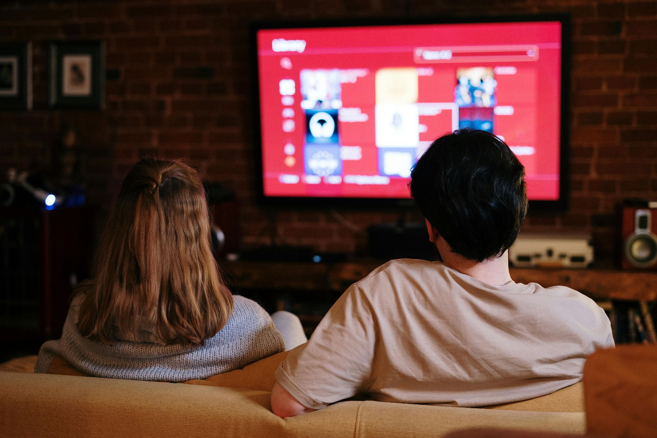 Konfiguracja telewizora lub projektora ułatwi korzystanie
