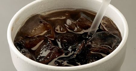 Dolewają do drinków, bo myślą, że to zdrowe. Naukowcy odradzają