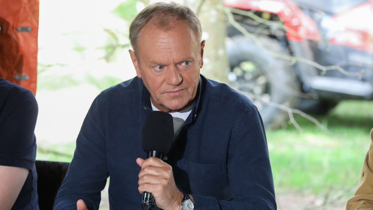 Grzędy, 21.04.2025. Premier Donald Tusk podczas odprawy ze służbami w związku z pożarem na terenie Biebrzańskiego Parku Narodowego, 21 bm. w miejscowości Grzędy. Pożar suchych trzcinowisk i łąk w Biebrzańskim Parku Narodowym obejmuje obszar 450 ha. (jm) PAP/Artur Reszko